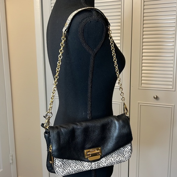 - Kenneth Cole Snake Front Handbag. - Picture 4 of 16